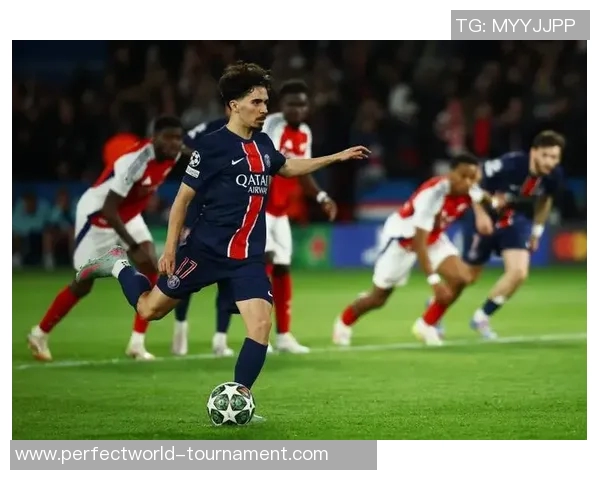 英超激战：拜仁与巴黎圣日耳曼1-1平局乌龙球引发争议判罚全场沸腾