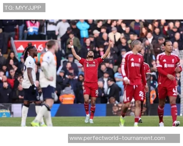 英超激战AC米兰5-0大胜利物浦乌龙球引发全场争议判罚热议